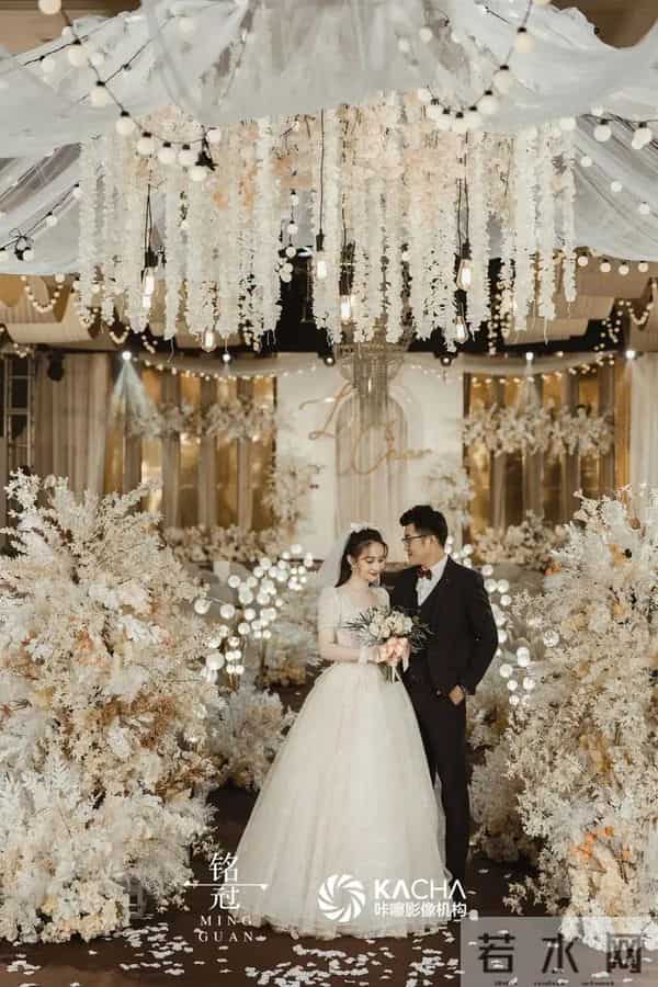 这场简洁却不失高雅的香槟色+金色系韩式婚礼，带着温暖的高级感