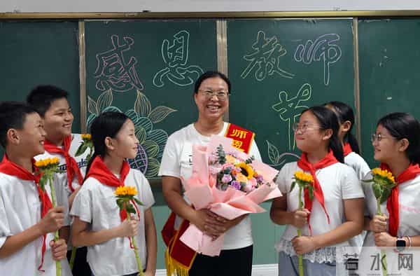 图集｜河南多地欢庆教师节 童心祝福感念师恩