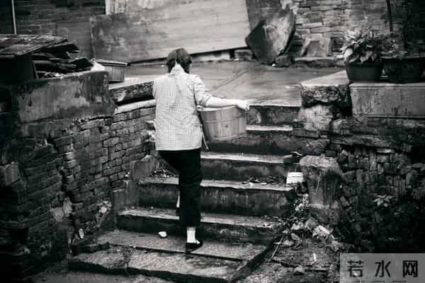 公司新来的00后秘书，第一天上班，就穿了黑丝和包臀裙