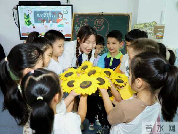 图集｜河南多地欢庆教师节 童心祝福感念师恩