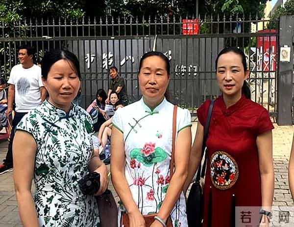 临近高考，爸爸妈妈们穿旗袍给孩子们加油，寓意’‘旗开得胜’‘