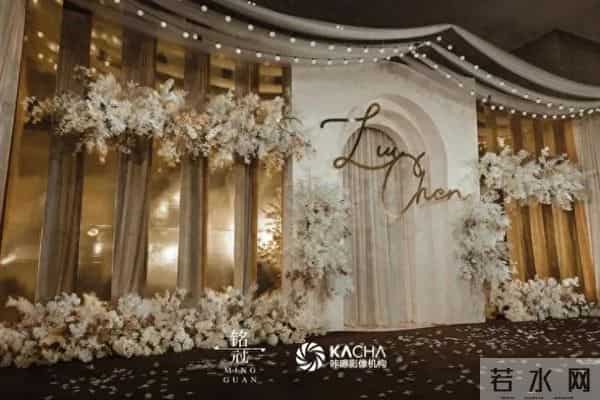 这场简洁却不失高雅的香槟色+金色系韩式婚礼，带着温暖的高级感