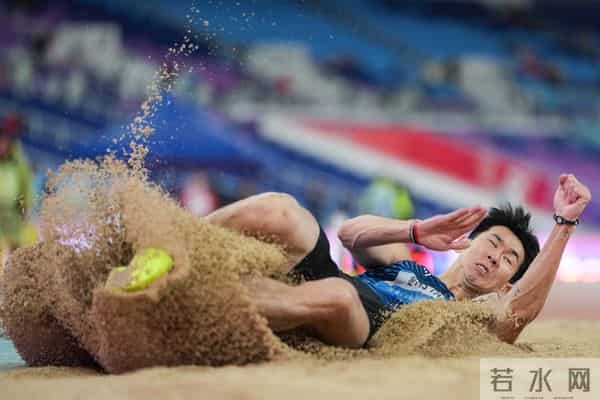 全运会丨舒衡夺得田径男子跳远冠军