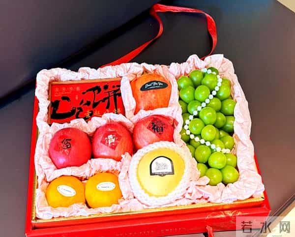 五个小伙晒中秋礼品，同样是公司送的，网友：没有对比就没有伤害