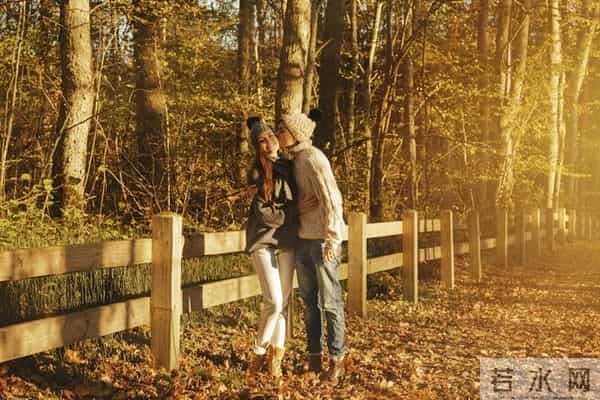 公司新来的00后秘书，第一天上班，就穿了黑丝和包臀裙