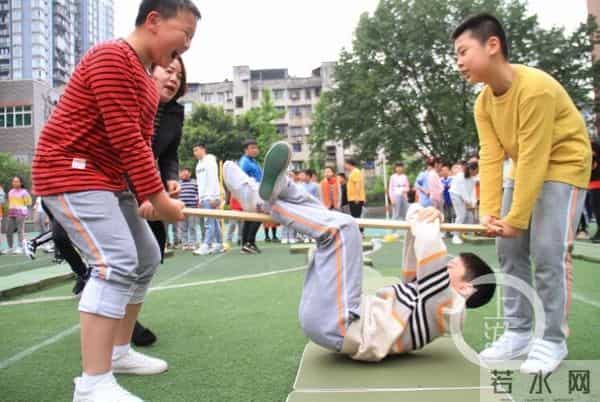 插麦穗、挑担子、抬“小猪”……这场趣味运动会让孩子们玩嗨了