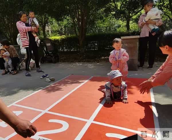 社区“萌”度爆表!这场“爬行”比赛欢乐无比