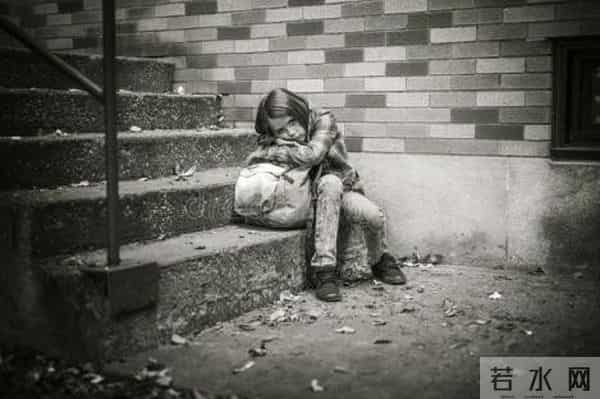 公司新来的00后秘书，第一天上班，就穿了黑丝和包臀裙