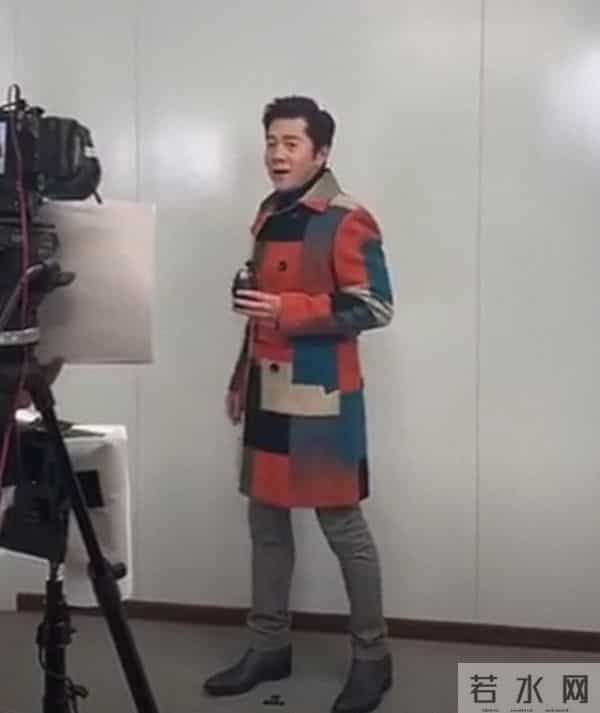 刘敏涛跨界当主持，亲手写串词手卡太用心！网友：字正腔圆赛春晚