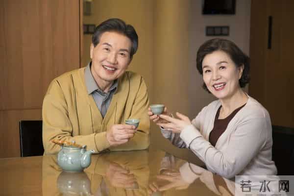 和25岁女秘书在办公室加班,她突然关了灯,黑暗中只剩喘息声