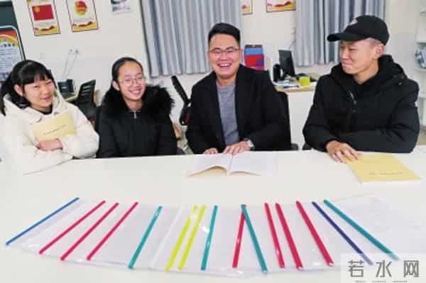 纸短情长!郑州一位老师为全班同学写下20万字“情书”