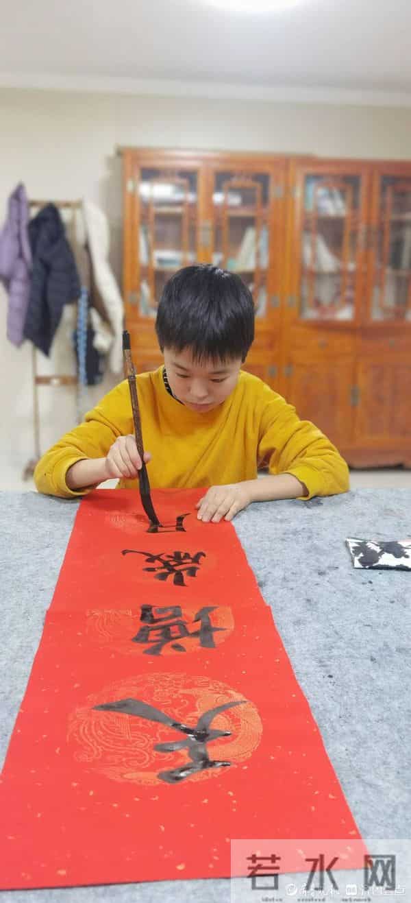 博兴县实验小学举办“挥毫泼墨写春联,虎虎生威迎新春”活动