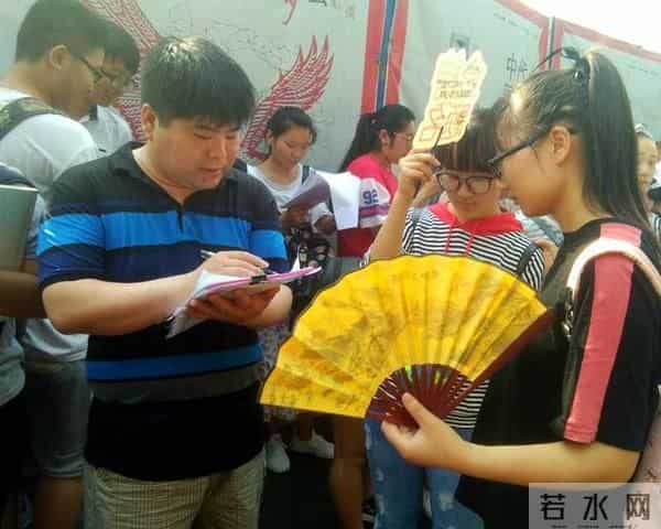 400名高考生，一个不能少！漯河这个学校签到本上满满都是爱