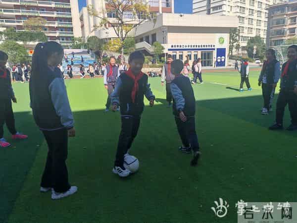 曲靖“足球父子兵”隔空追梦：爸爸冲滇超，儿子守校园绿茵场