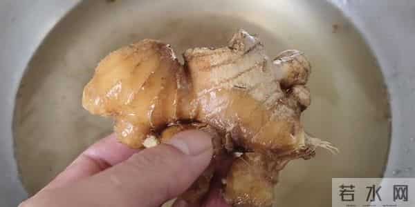 把白糖抹在生姜上。