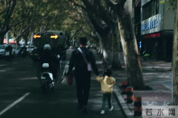 78年大雪封山，我和28岁的小寡妇困在山洞，她解开衣扣：太冷了