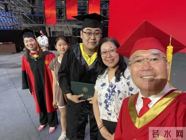 毕业典礼惊现最短致辞，14个字，20秒，全场欢呼！