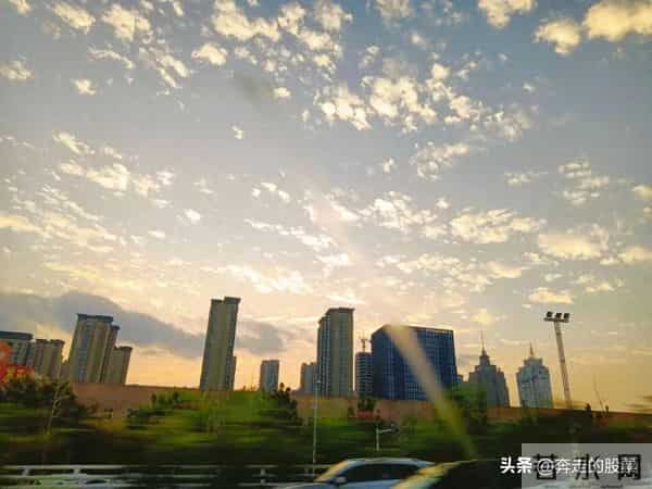 随笔：好吧，不管你经历了什么，一觉醒来，这个城市依旧车水马龙