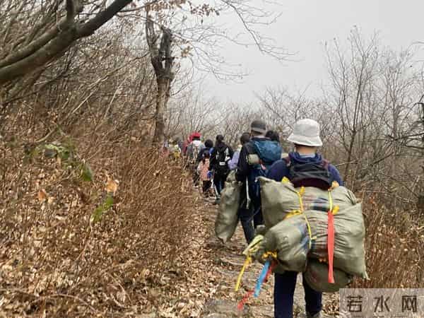 一年从山上背下300多麻袋垃圾!80后程序员和小伙伴们的另类年终述职报告