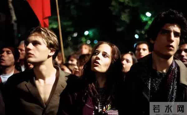 贝托鲁奇拍 “五月风暴”：斗室情欲竟比街头运动更戳心