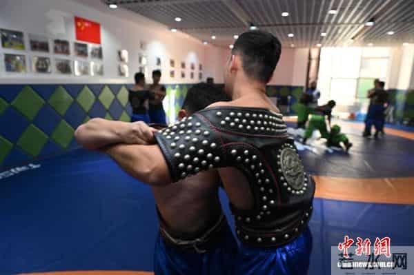 呼和浩特高校搏克课：学生从对抗中学会坚韧