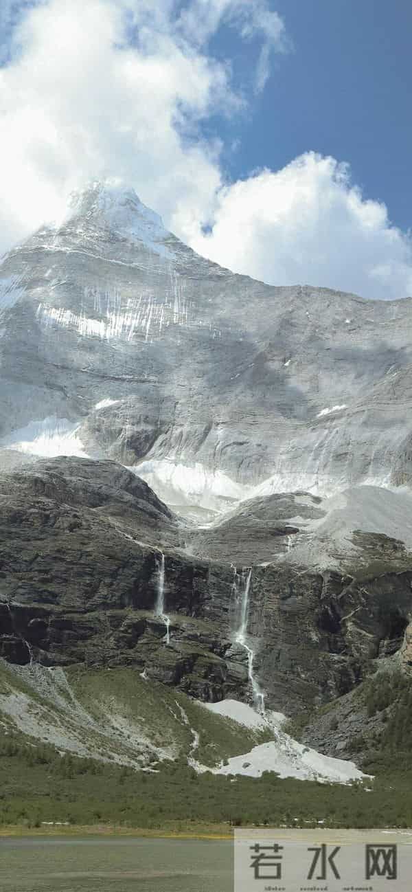 我把外孙女从小带大，偶然看到她写的作文：我最爱的人是奶奶