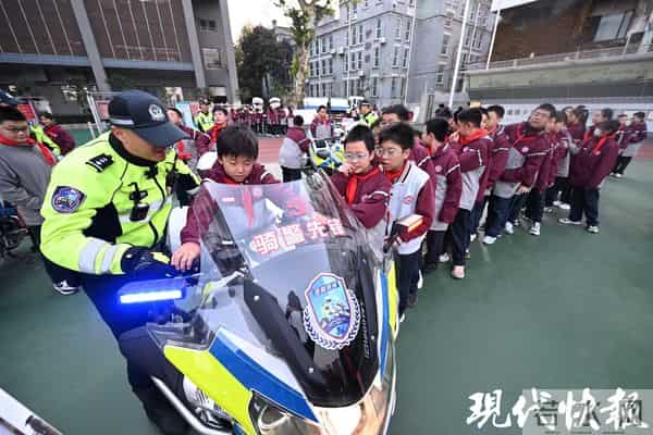 “童眼看交警 执笔话交通”立体安全教育走进南京中华中学