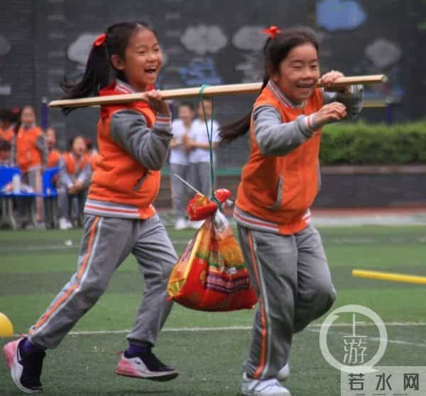 插麦穗、挑担子、抬“小猪”……这场趣味运动会让孩子们玩嗨了