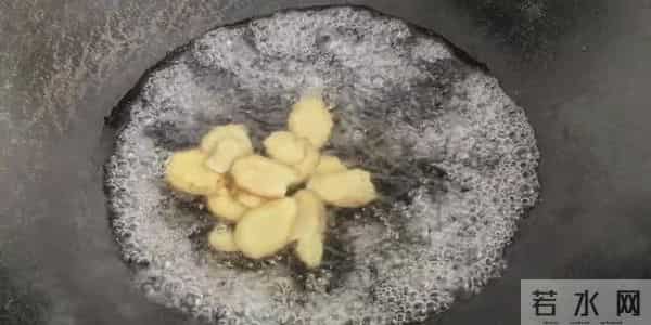 把白糖抹在生姜上。