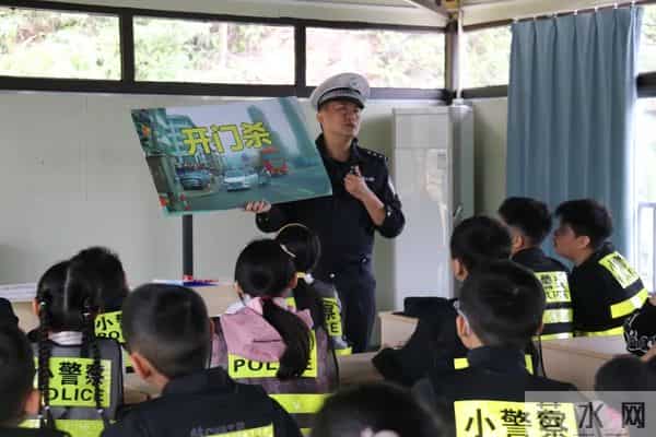 交通安全伴成长 警校共建护平安