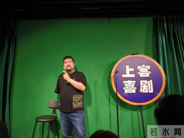 “一只手也能打”的雪冰:脱口秀给了我一双翅膀