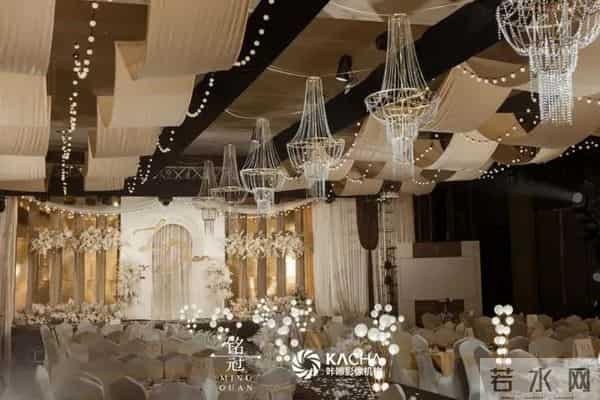 这场简洁却不失高雅的香槟色+金色系韩式婚礼，带着温暖的高级感