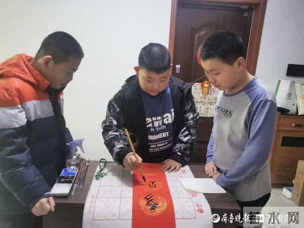 博兴县实验小学举办“挥毫泼墨写春联,虎虎生威迎新春”活动