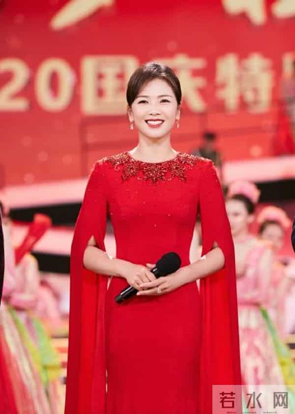 刘敏涛跨界当主持，亲手写串词手卡太用心！网友：字正腔圆赛春晚