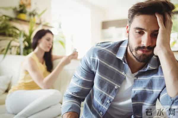 和25岁女秘书在办公室加班,她突然关了灯,黑暗中只剩喘息声