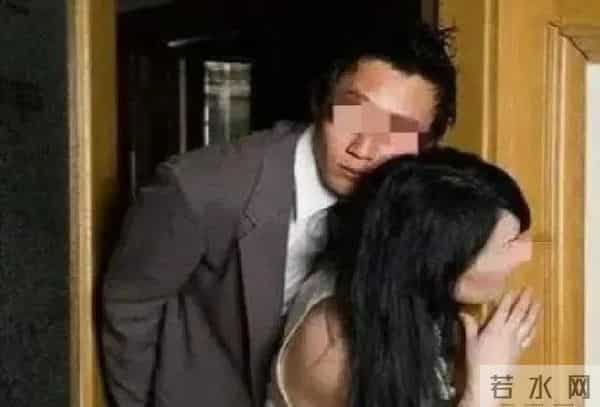 38岁已婚女对18岁的男孩动手动脚，毫无边界感！现已被抓