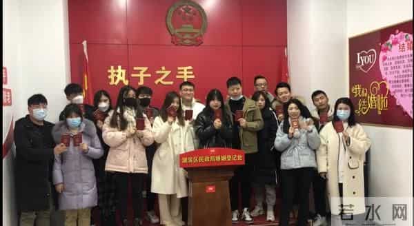 “marry me?”“yes!”扎堆领证!新人手写特殊字母记录“浪漫时刻”