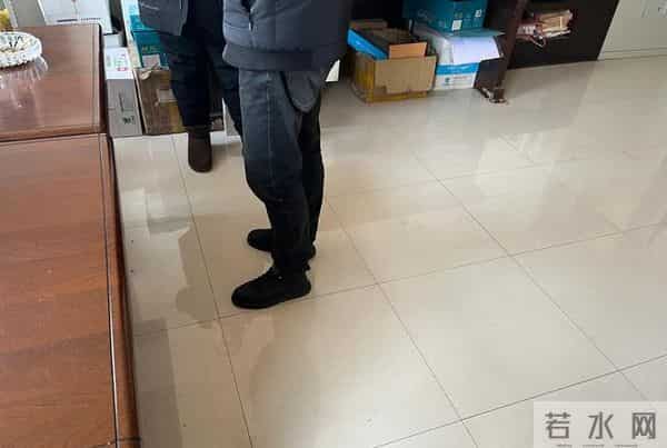 腊月二十九了，款还没下来，项目上只剩我一个人了