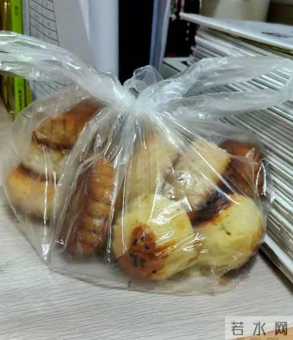 五个小伙晒中秋礼品，同样是公司送的，网友：没有对比就没有伤害