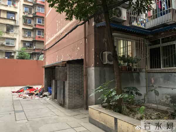 卧室与垃圾站仅一墙之隔，社区回应：重建会影响消防通道