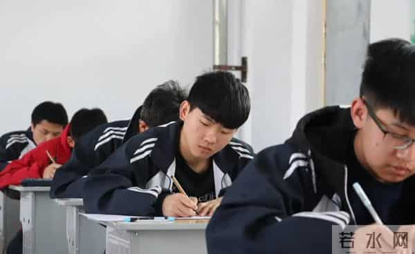 储殷教授解读英语的重要性，指出三点事实，家长听后内心五味杂陈