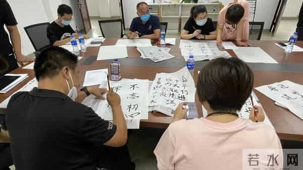 新城镇澜和湾社区开展“墨香颂党恩 初心永不忘”主题党日活动