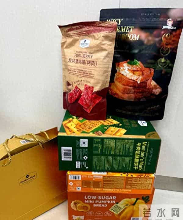 五个小伙晒中秋礼品，同样是公司送的，网友：没有对比就没有伤害