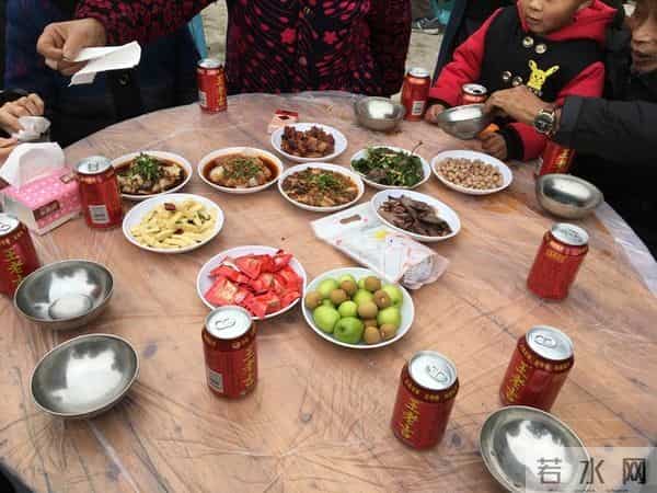 公司新来的00后秘书，第一天上班，就穿了黑丝和包臀裙