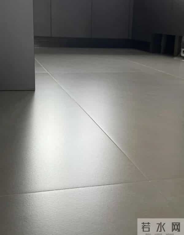 清水拖地等于白拖，教你个绝招，地板光洁如新，一周不拖照样干净