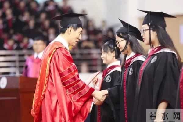 毕业典礼惊现最短致辞，14个字，20秒，全场欢呼！