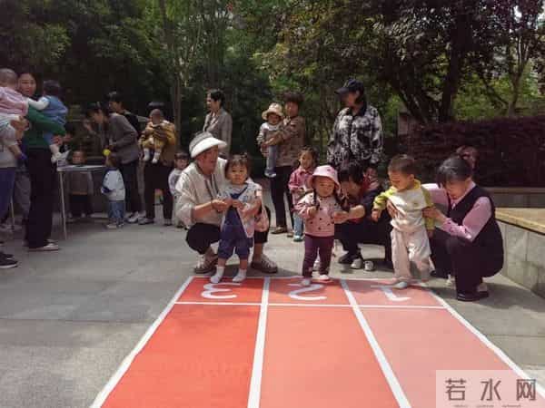 社区“萌”度爆表!这场“爬行”比赛欢乐无比