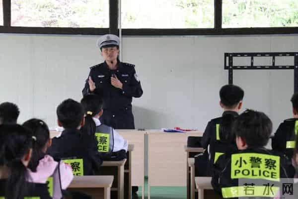 交通安全伴成长 警校共建护平安