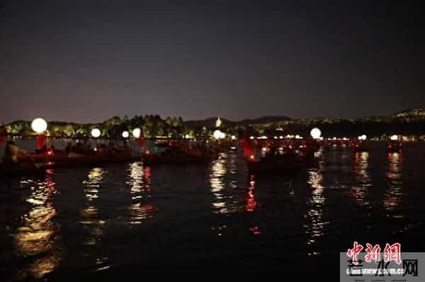 千里共婵娟 杭州西湖“月亮船”再现宋时风雅