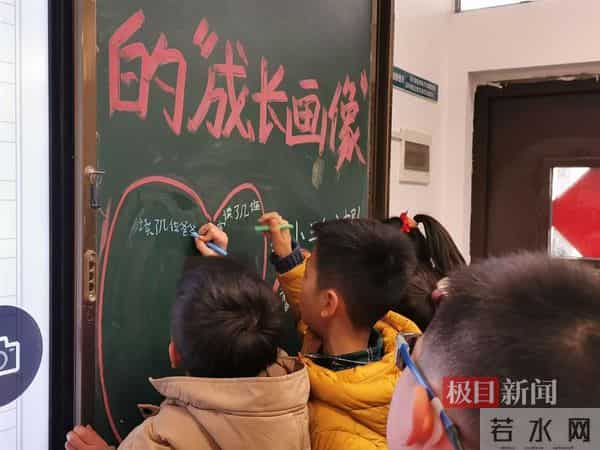 描绘孩子的成长轨迹,这所学校今年期末评语主写变家长